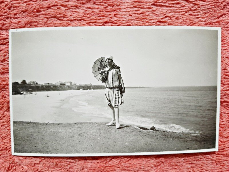 Fotografie, mama doctorului Litarczek, parintele radiologiei romanesti, la Mamaia, 1928