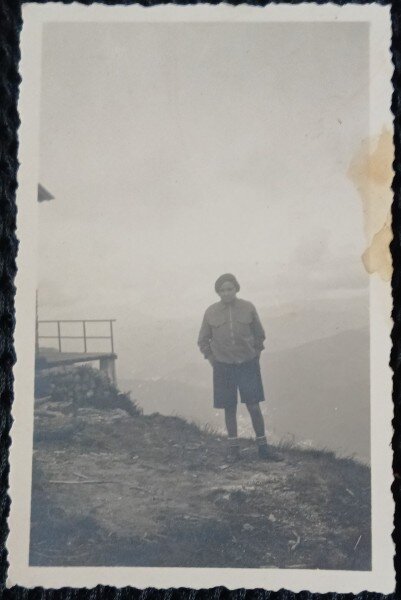 Fotografie, mama lui Geo Litarczek, parintele radiologiei romanesti, la Cantonul Schiel (Jepi), 1933