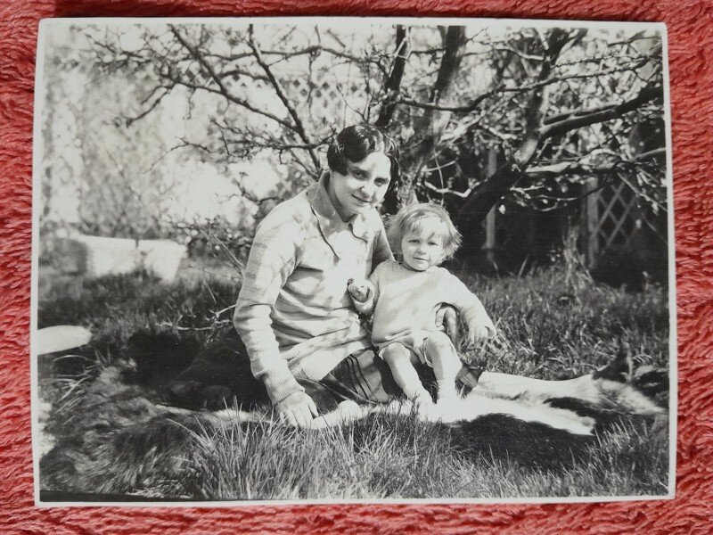 Fotografie, Geo (dr. Litarczek, parintele radiologiei romanesti) cu mama Duminica Pastelor 1927, gradina din 19 Pretoria Rd