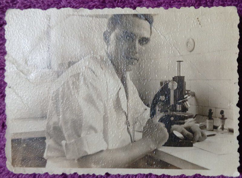 Fotografie, Medic in laboratorul de analize medicale, perioada celui de-al doilea razboi mondial