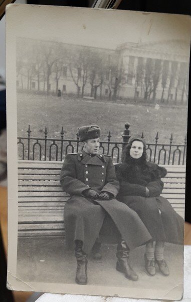Fotografie, militar cu prietena, in parc, dupa al doilea razboi mondial