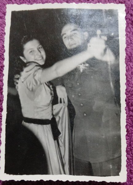 Fotografie, Militar din aramata romana, la dans cu o tanara, anii 40