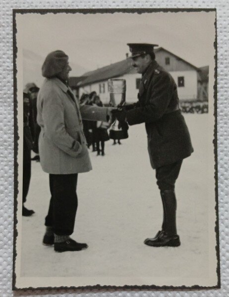 Fotografie, Ofiter al armatei romane, intampinat cu fanfara strajerilor, perioada celui de-al doilea razboi mondial