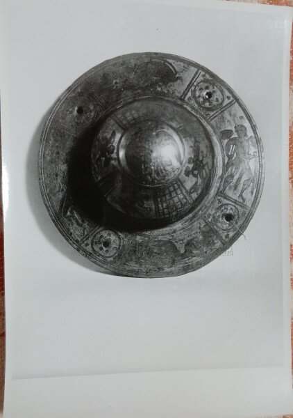 Fotografie, Partea din fata a unui scut din bronz, gasit la Halmeag (langa Rupea)
