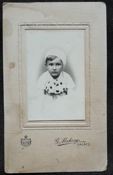 Fotografie pe carton, baietel cu basca, inceput de secol XX