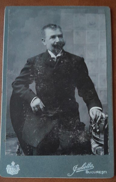 Fotografie pe carton, barbat cu mustata si cioc, inceput de secol XX