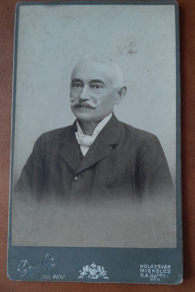 Fotografie pe carton, barbat cu parul alb si mustata, inceput de secol XX