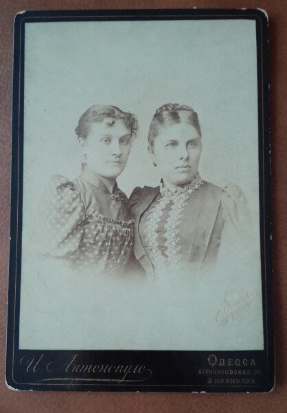Fotografie pe carton, doua femei, inceput de secol XX
