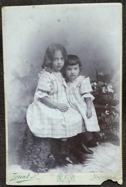 Fotografie pe carton, doua fetite, inceput de secol XX
