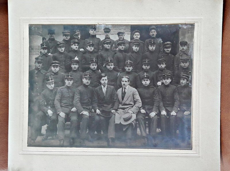 Fotografie pe carton, elevii clasei a III-a a Scolii superioare de arte si meserii Bucuresti 1910