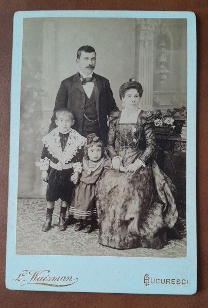 Fotografie pe carton, familie cu doi copii, sfarsit de secol XIX