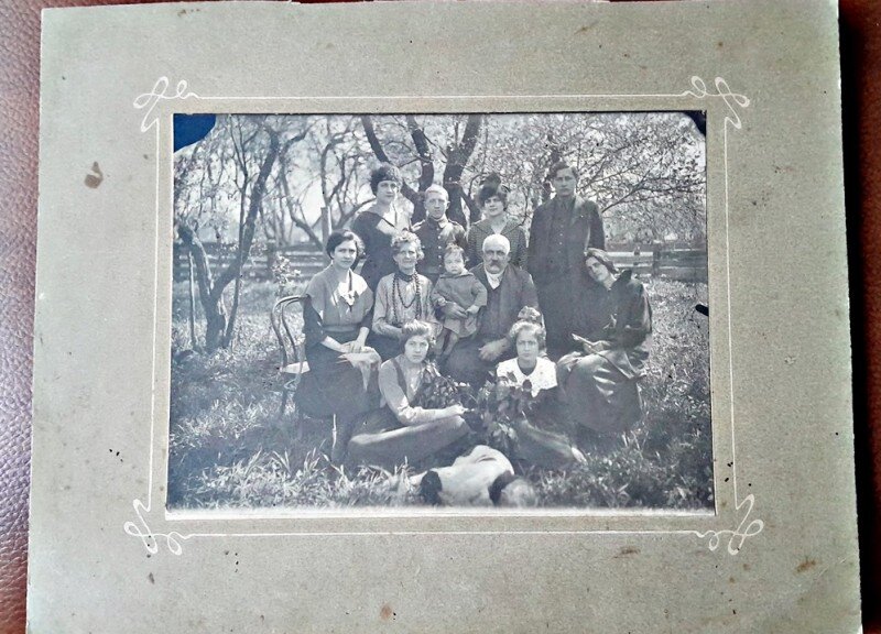 Fotografie pe carton, familie in gradina, 1921
