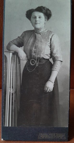 Fotografie pe carton, femeie cu coc, perioada interbelica