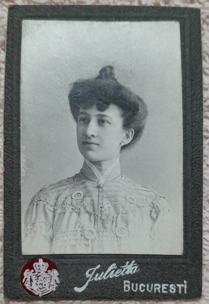 Fotografie pe carton, femeie cu parul strans, 1904