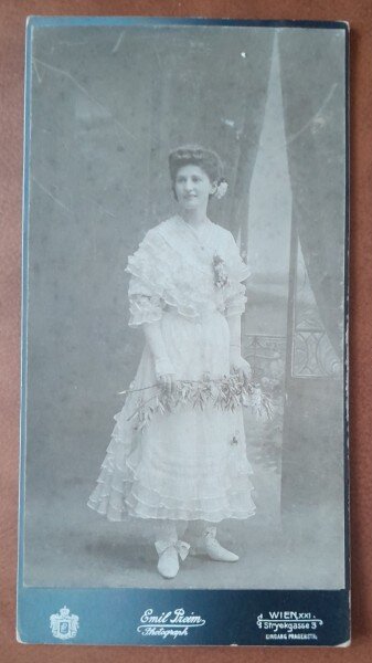 Fotografie pe carton, femeie cu rochie din voal, inceput de secol XX