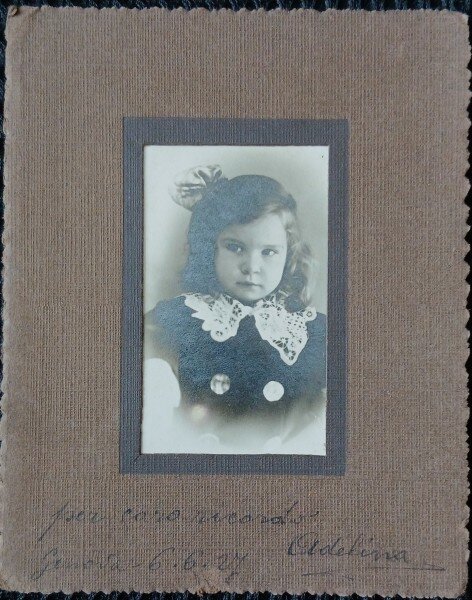 Fotografie pe carton, fetita cu fundita si guler de dantela, 1927