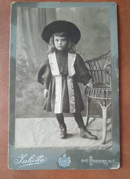Fotografie pe carton, fetita cu palarie, sfarsit de secol XIX