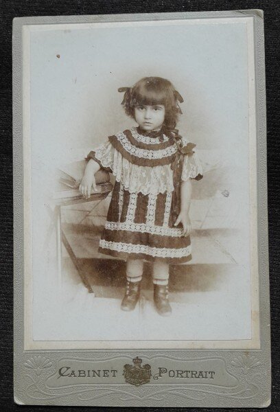 Fotografie pe carton, fetita cu rochita si ghetute, inceput de secol XX