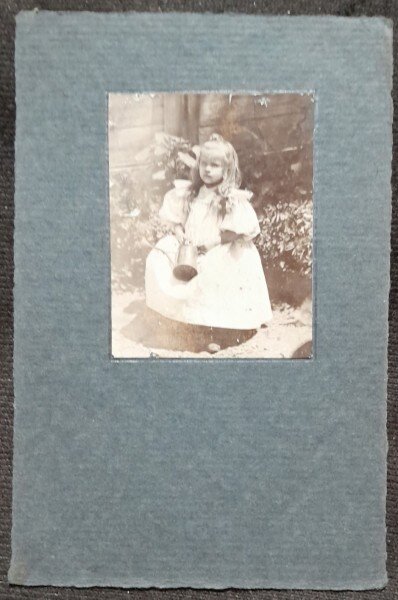 Fotografie pe carton, fetita in gradina, inceput de secol XX