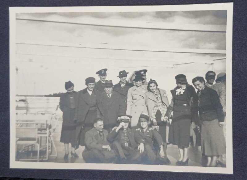 Fotografie pe carton, Generalul Gheorghe Rozin impreuna cu alti militari si civili, perioada celui de-al doilea razboi mondial