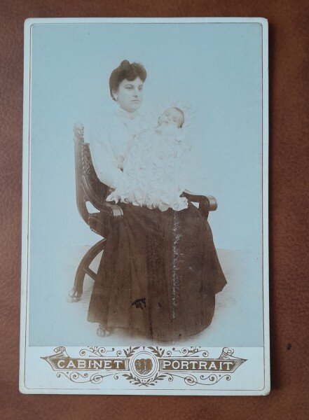 Fotografie pe carton, mama cu bebelusul in brate, inceput de secol XX