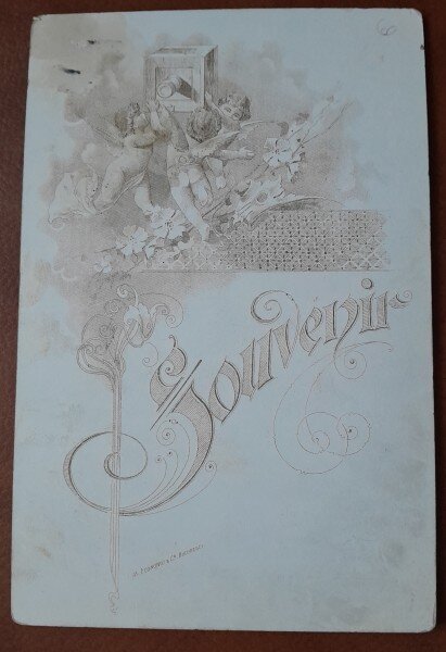Fotografie pe carton, mama cu bebelusul in brate, inceput de secol XX
