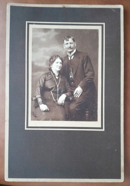 Fotografie pe carton, sot si sotie, sfarsit de secol XIX
