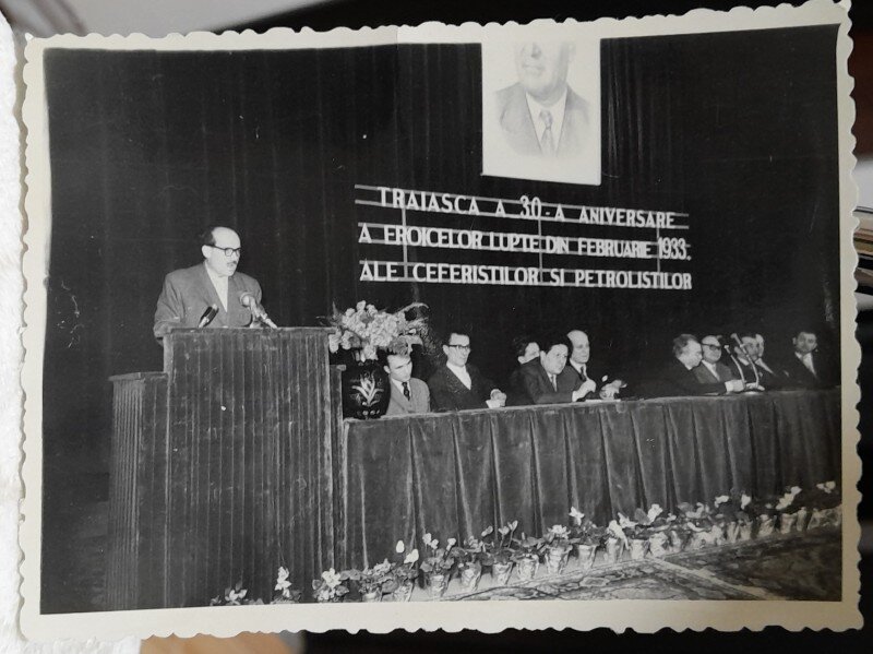 Fotografie, personalitati ale momentului la prezidiu, cu ocazia a celei de-a 30 aniversare a luptelor ceferistilor si petrolistilor din 1933