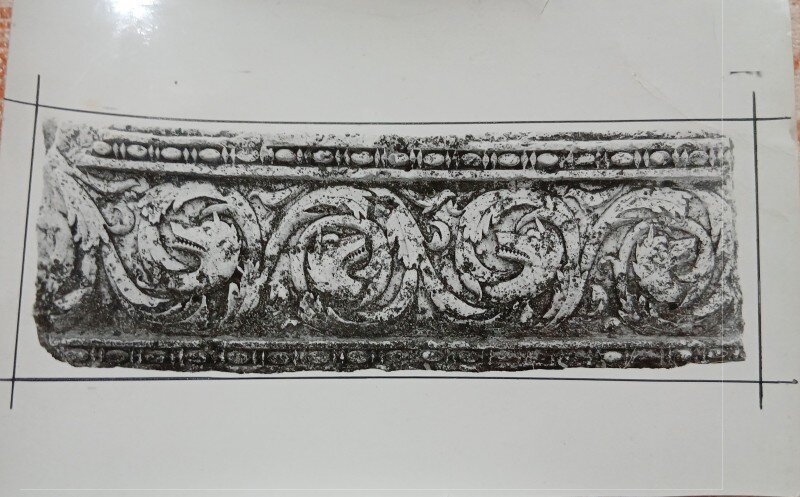 Fotografie, Piatra ornamentala de pe monumentul de la Adamclisi reprezentand dragonul dac stilizat