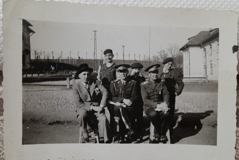Fotografie, subofiteri din armata Regala Romana, impreuna cu 4 civili