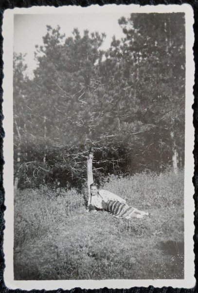Fotografie, Tanara in costum national romanesc, in padure, perioada interbelica