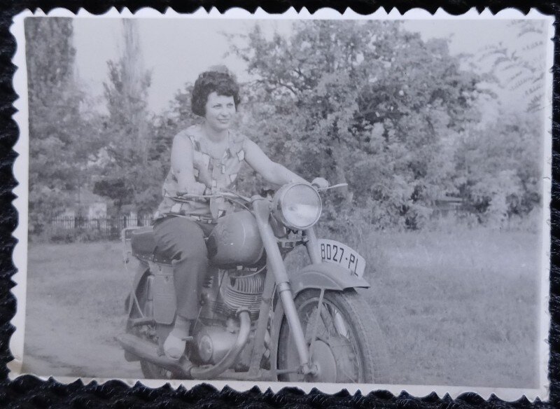 Fotografie, Tanara pe motocicleta, anii 50