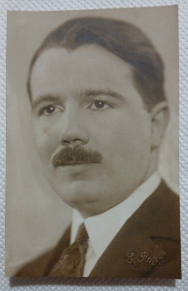Fotografie tip Carte postala, Barbat cu mustata, perioada interbelica