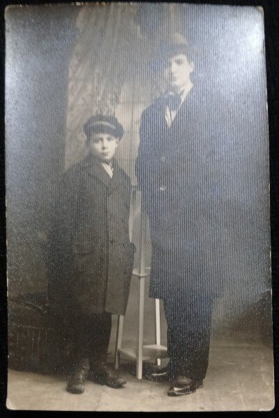 Fotografie tip Carte Postala, Barbat si baiat, 1931