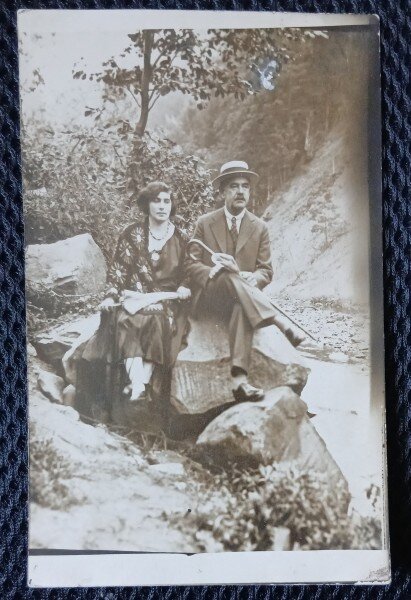 Fotografie tip Carte Postala, Barbat si femeie in excursie la munte, perioada interbelica