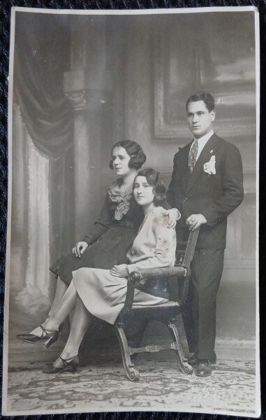 Fotografie tip Carte Postala, Barbat si femeie si o adolescenta, perioada interbelica