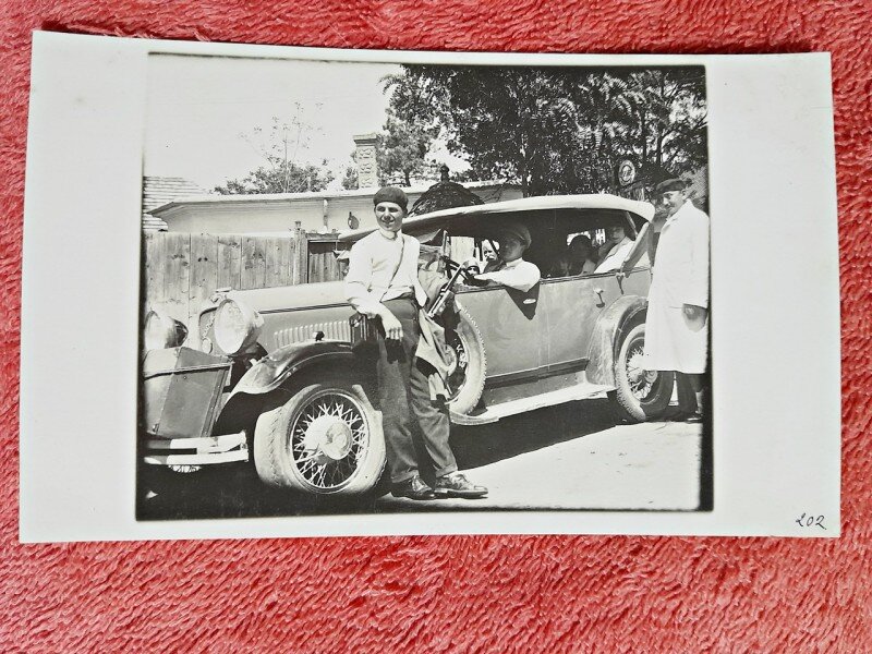 Fotografie tip carte postala, barbati cu autoturismul in excursie, perioada interbelica