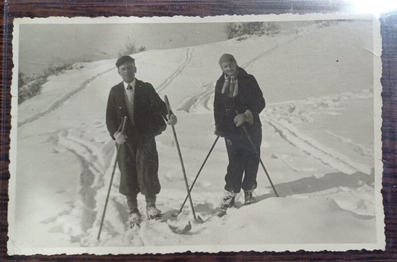 Fotografie tip carte postala - Cuplu in varsta pe schiuri (cenzurata)