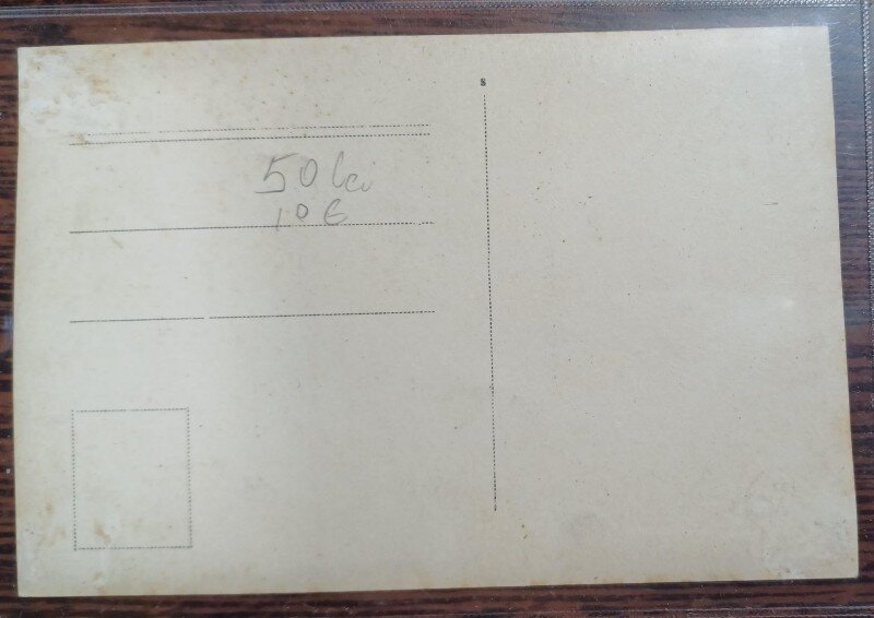 Fotografie tip carte postala de atelier - om in barca de pescuit