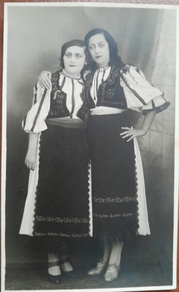 Fotografie tip carte postala, doua femei in port popular din Ardeal, perioada interbelica