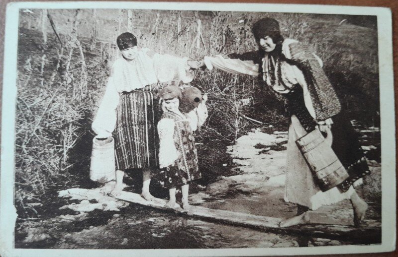 Fotografie tip carte postala, doua femei si un copil in port popular romanesc, perioada interbelica