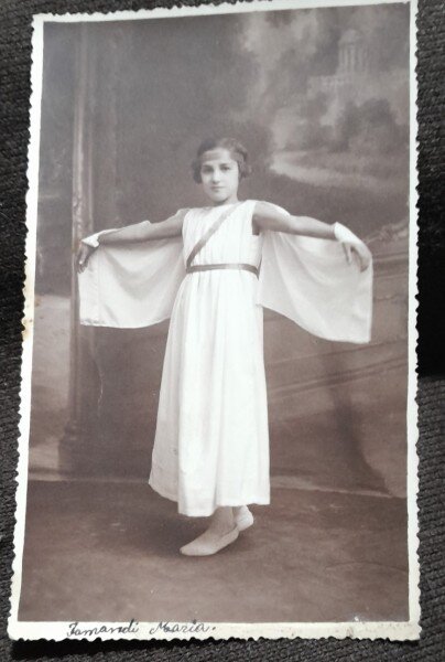 Fotografie tip carte postala, eleva Iamandi Maria clasa IV-a, 1933-1934