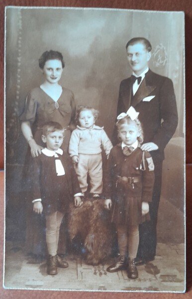 Fotografie tip carte postala, familie 1940