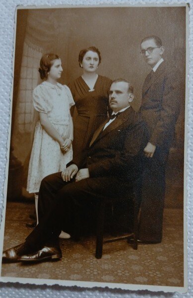 Fotografie tip Carte postala, Familie cu doi copii, perioada interbelica