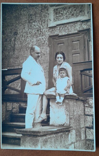 Fotografie tip carte postala, familie in fata casei, 1928