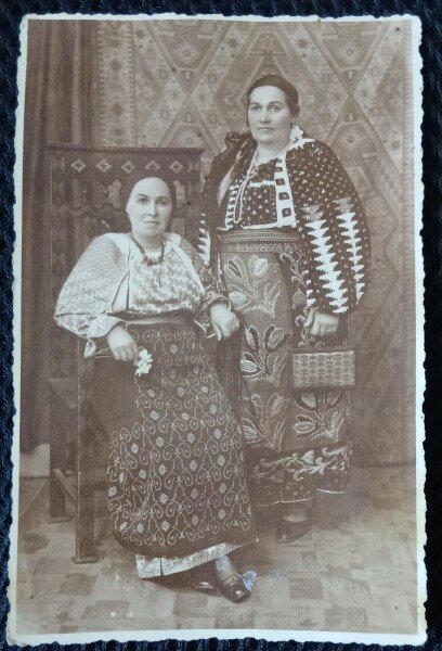 Fotografie tip Carte Postala, Femei in port popular romanesc, perioada interbelica