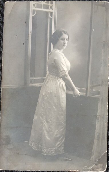 Fotografie tip Carte Postala, Femeie in rochie lunga, la fereastra, 1917