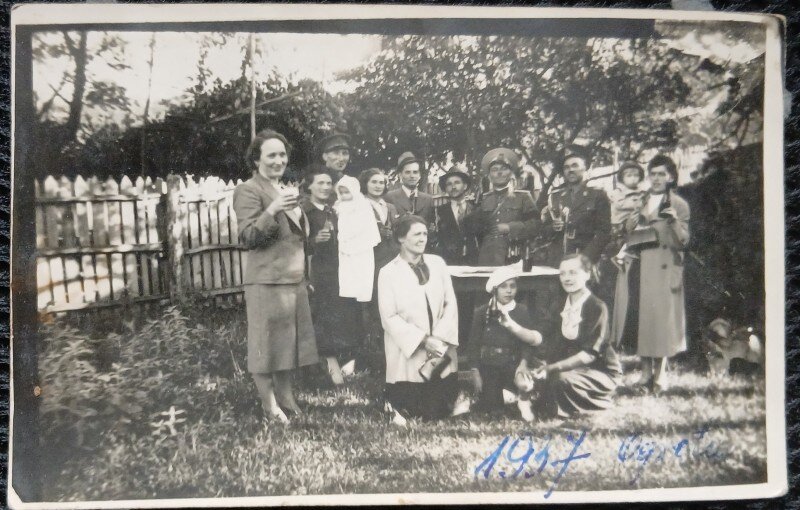 Fotografie tip Carte Postala, Grup de femei, barbati si copii, 1937