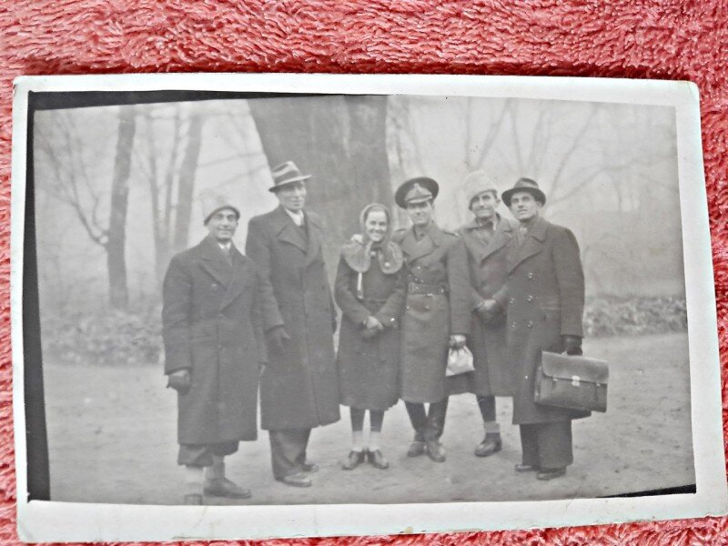 Fotografie tip Carte postala, grup de oameni in natura, perioada interbelica
