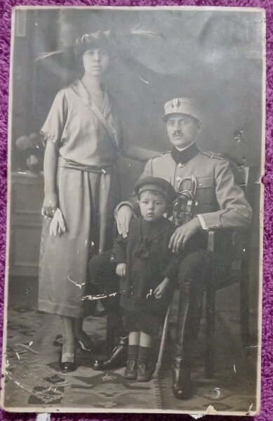 Fotografie tip Carte Postala, Locotenet al armatei romane impreuna cu sotia si baiatul, 1921